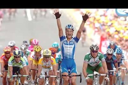El ciclista belga Tom Boonen ganó en el accidentado sprint de Les Essarts.