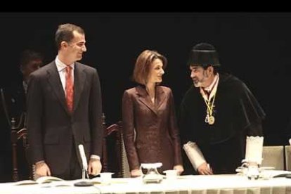 Pasaban cinco minutos de las doce del mediodía cuando entraba la comitiva de doctores que siempre inicia el acto de investidura de los honoris causa. Minutos después hacían lo mismo los Príncipes de Asturias. Don Felipe fue el encargado de abrir el acto con unas breves palabras.