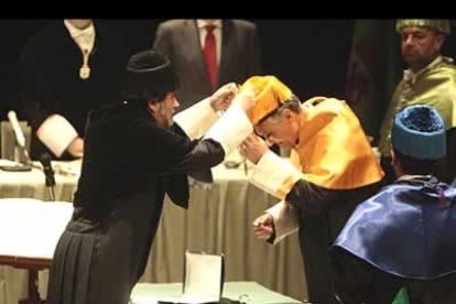 Después de los discursos de presentación, el rector hizo entrega a Cavaco Silva del título, le impuso el birrete laureado, venerado símbolo del alto magisterio español como muestra de altos méritos, le entregó el anillo que simboliza el modo de sellar los dictámenes y censuras inherentes a su cargo. Los demás atributos del grado, tales como el libro de la ciencia o los guantes blancos, fueron entregados por la decana de Económicas.