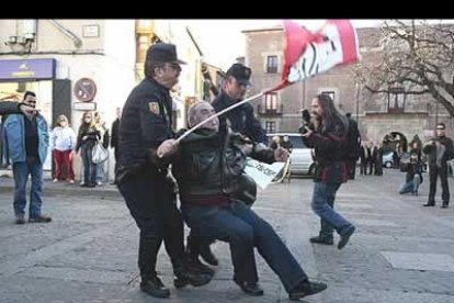 Mientras se celebraba el acto de investidura, un grupo de ex empleados del Ayuntamiento tuvieron que ser reducidos por la Policía, al tratar de recriminar al alcalde de León por sus despidos.