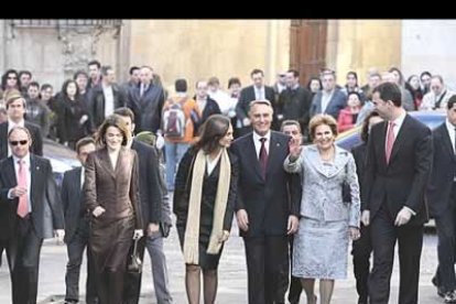 Un almuerzo que se prolongó durante aproximadamente dos horas y en la que pudieron degustar productos de León tan tradicionales como cecina y embutidos de León, queso de Baldeón, croquetas y morcilla. A continuación, una taza de garbanzos con espinacas para continuar con bacalao con huevos escalfados al horno, congrio al ajo arriero y morcillo añojo estofado. Todo ello regado con vinos leoneses. Un postre de tartas variadas y el café ponía la guinda a un ágape distendido, en un ambiente relajado, en el que primó la sencillez, la afectividad y el cariño.