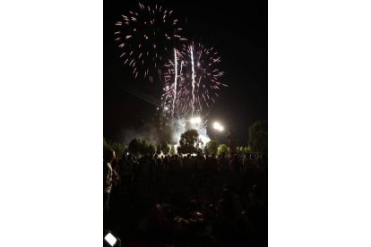 Fuegos artificiales en la noche de San Juan. RAMIRO