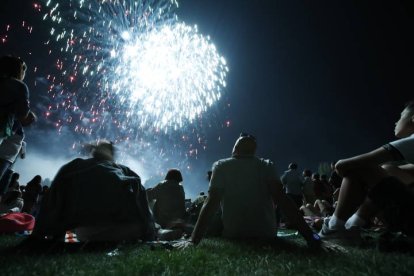 Fuegos artificiales en la noche de San Juan. RAMIRO