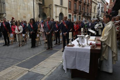 Misa por San Juan con la corporación municipal en la capilla del Cristo de la Victoria. FERNANDO OTERO