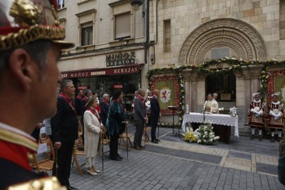 Misa por San Juan con la corporación municipal en la capilla del Cristo de la Victoria. FERNANDO OTERO