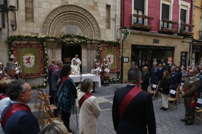 Misa por San Juan con la corporación municipal en la capilla del Cristo de la Victoria. FERNANDO OTERO