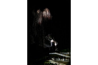 Fuegos artificiales en la noche de San Juan. FERNANDO OTERO