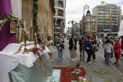 Altar tradicional a San Juan en a puerta de la iglesia de San Marcelo. FERNANDO OTERO