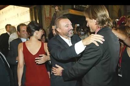 El padre de la historia, Arturo Pérez-Reverte, saluda al protagonista a la entrada del acto.