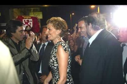 La llegada del presidente del Gobierno y de su esposa provocó los aplausos del director del filme Agustín Díaz Yanes.