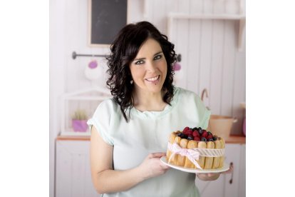 Tamara Gutiérrez, seguida por cientos de miles de personas por sus recetas, muestra una de sus tartas. TAMARA