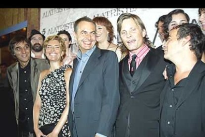 Foto de famila del equipo de la película con el matrimonio Zapatero-Espinosa.