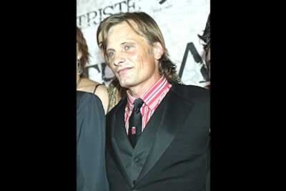 Viggo Mortensen volvió a demostrar en Madrid que lo de León no es una impostura, que le importa, y lo hizo colocándose un pequeño pin en la corbata, bien arriba, para que se viera cuáles eran sus intenciones.