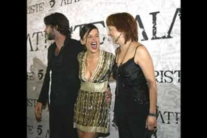 Eduardo Noriega, Elena Anaya y Blanca Portillo, posan para la prensa.