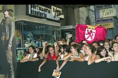 Un grupo de personas con una bandera de León, dió la bienvenida a Viggo Mortensen, quien se ha manifestado en numerosas ocaciones un admirador de la provincia leonesa.
