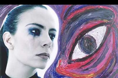 Lo mismo sucede con Sasha Sokol, la cantante mexicana, caracterizada como si hubiese sido golpeada.