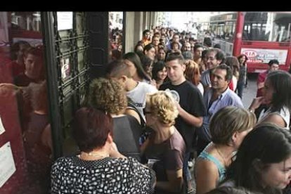 Cientos de personas hicieron cola la las puertas de la taquilla del Emperador, donde Diario de León entregaba a sus lectores invitaciones para asistir al estreno de la película en León.