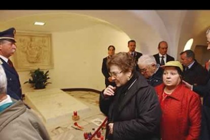 Los fieles deben pasar un detector de metales y no pueden depositar flores en la tumba, para evitar una previsible acumulación que haría difícil pasar por un espacio angosto.