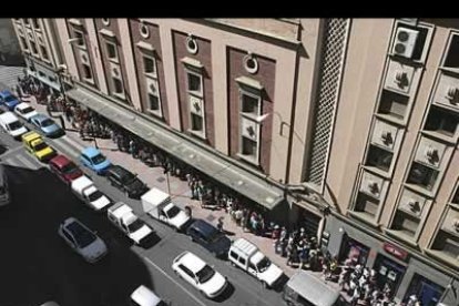 La impresionante cola, que provocó atascos y problemas de tráfico en el centro de León, daba dos vueltas al teatro, continuabana través de Burgo Nuevo y llegaba hasta la plaza de Las Cortes.