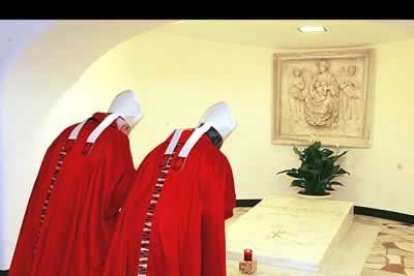 La gruta recibió el día anterior la visita de los cardenales y de un grupo de informadores que pudieron certificar el fin de un pontificado, representado en un sencillo sepulcro habilitado en un lugar de privilegio
