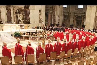 La circunstancia más sobresaliente del sepulcro de Juan Pablo II está relacionada, sin embargo, con la proximidad de dos mujeres. Carola, reina de Chipre, y Cristina, reina de Suecia.