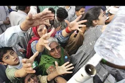 El avión, con 41 personas a bordo, aterrizón en Islamabad, desde donde los equipos tienen previsto trasladarse al área de Rawalkot, en el distrito de Poonch de la Cachemira paquistaní.