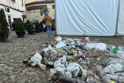 Restos de basura tras el paso de la comitiva. DL