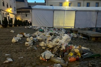 Restos de basura tras el paso de la comitiva. DL