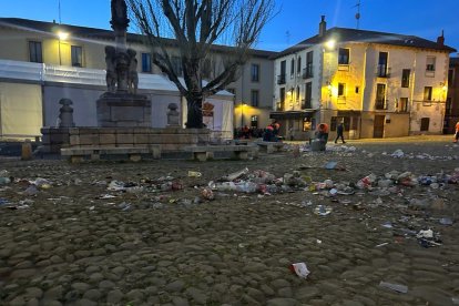Restos de basura tras el paso de la comitiva. DL
