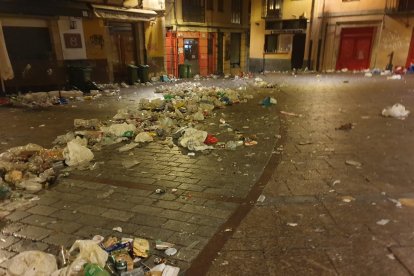 Restos de basura tras el paso de la comitiva. DL