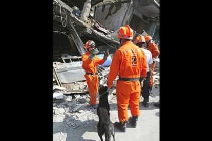 También viajaron dos miembros de la AECI encargados de coordinar toda la operación en el terreno.