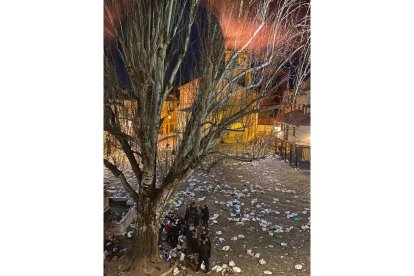 Restos de basura tras el paso de la comitiva. DL