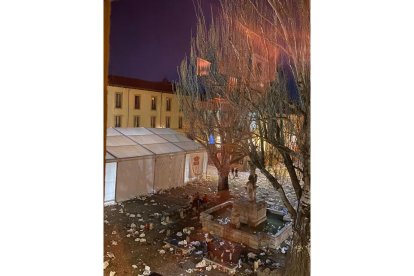 Restos de basura tras el paso de la comitiva. DL