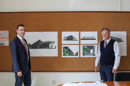 Ramón Ángel Fernández, vicerrector de Gestión de Recursos e Infraestructuras de la Universidad de León, y Melquiades Ranilla, arquitecto de la Universidad y autor del proyecto. MIGUEL F.B