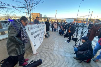 Decenas de personas se han concentrado a las puertas de los Juzgados de León. RAMIRO