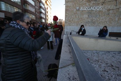 Familiares y amigos de las víctimas han depositado rosas rojas a las puertas del juzgado. RAMIRO