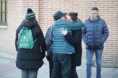 Familiares y amigos se saludan junto a los Juzgados de León. RAMIRO