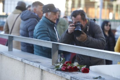 Rosas rojas como homenaje a los fallecidos. RAMIRO