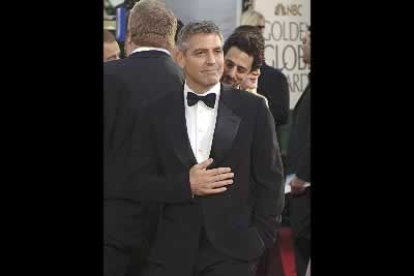 Pocas miradas se dirigen hacia ellos, aunque en este caso merece la pena. George Clooney, «ubersexual» prototípico, pisa con elegancia la alfombra.