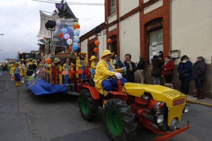 Una colorida comitiva, a la salida del desfile. JESÚS