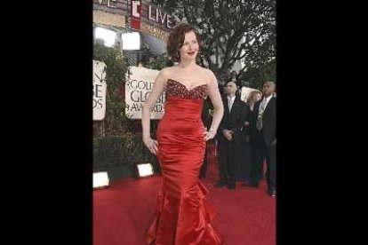 Geena Davis, con un vestido de Escada, posa sobre la alfombra roja.