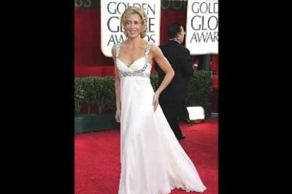 El blanco, el negro y el rojo han sido los colores predominantes en la entrega de los premios. Felicity Huffman, que recogiño estatuilla, parecía saberlo al elegir su estilismo.
