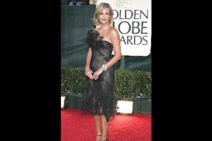 Charlize Theron, también nominada, fue de las más elegantes, con un traje blanco palabra de honor. Y transparencias.