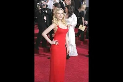 Scarlett Johansson, protagonista de la última película de Woody Allen posa para los fotógrafos.