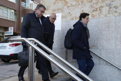 El director general de la Hullera (en el centro) entrando en los juzgados de León. RAMIRO