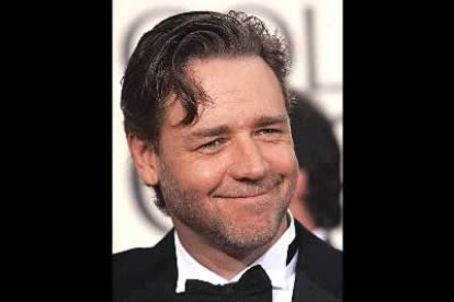El chico malo de Hollywood, Russell Crowe, lució pajarita «inclinada».