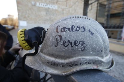 Un casco minero con el nombre de uno de los fallecidos. RAMIRO
