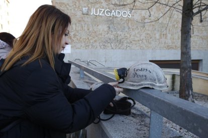 Familiares y amigos de las víctimas se concentran a las puertas de los juzgados. RAMIRO