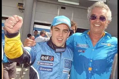 Fernando Alonso celebra su victoria junto a Flavio Briatore.