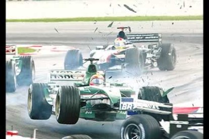 El brasileño Antonio Pazzonia, de Jaguar, y el colombiano Juan Pablo Montoya, con BMW, protagonizaron un siniestro sin consecuencias durante la carrera.